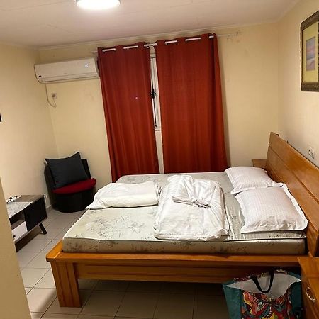 Iris Room Либревил Екстериор снимка