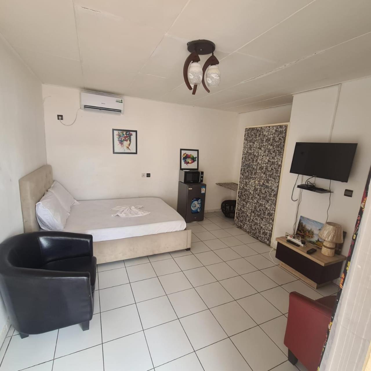 Iris Room Либревил Екстериор снимка