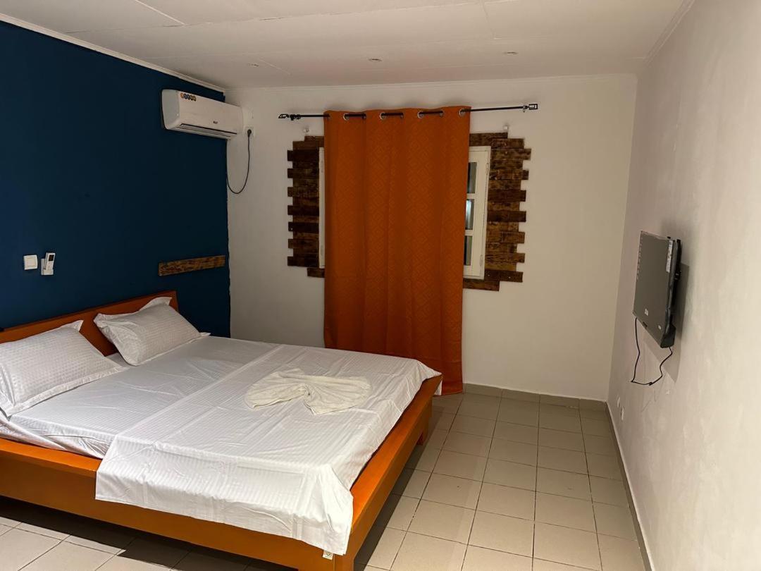 Iris Room Либревил Екстериор снимка